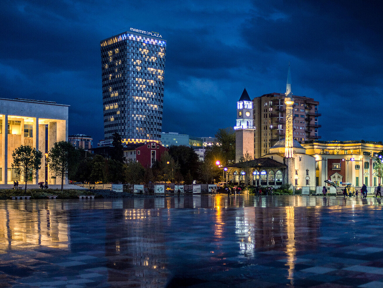 Nachtaufnahme vom Skanderbeg-Platz mit beleuchtetem Maritim Hotel Plaza Tirana im Hintergrund