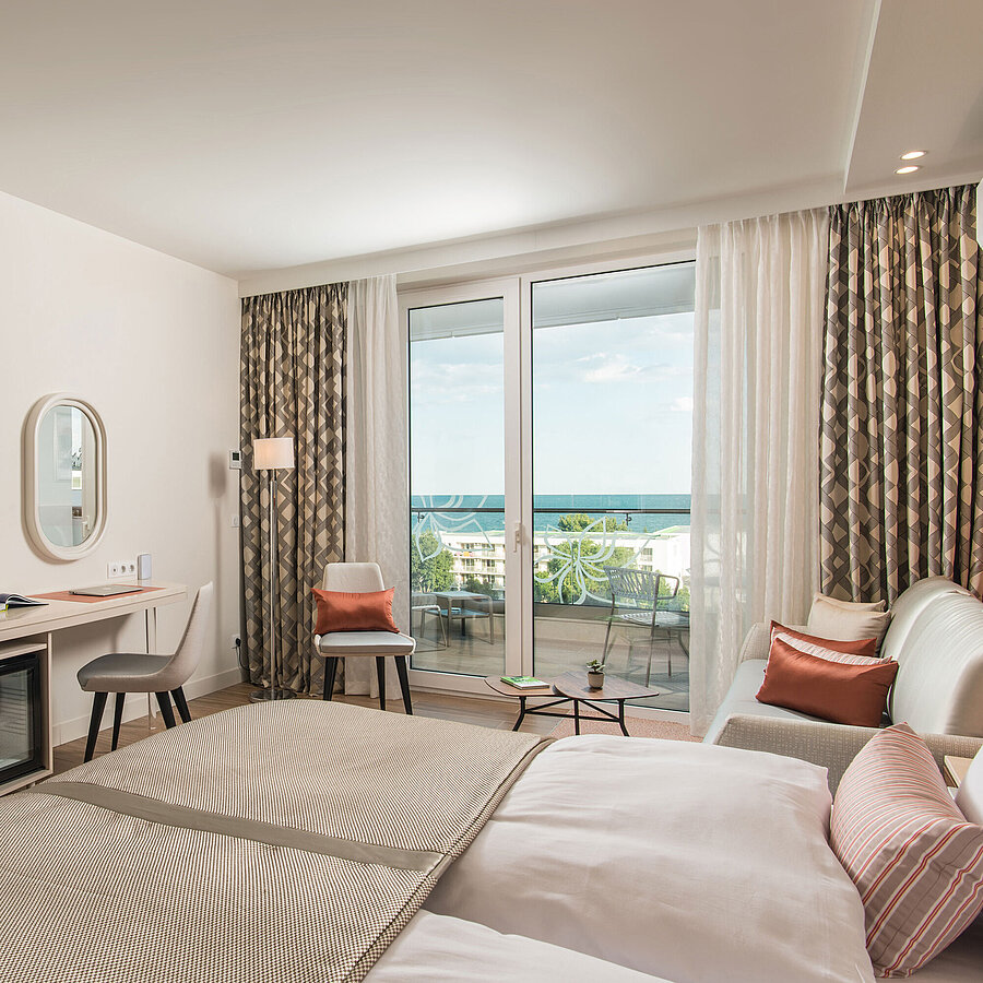 Executive Zimmer Helles Zimmer im Maritim Hotel Amelia mit Schreibtisch, Sitzbereich und Balkonblick auf das Meer