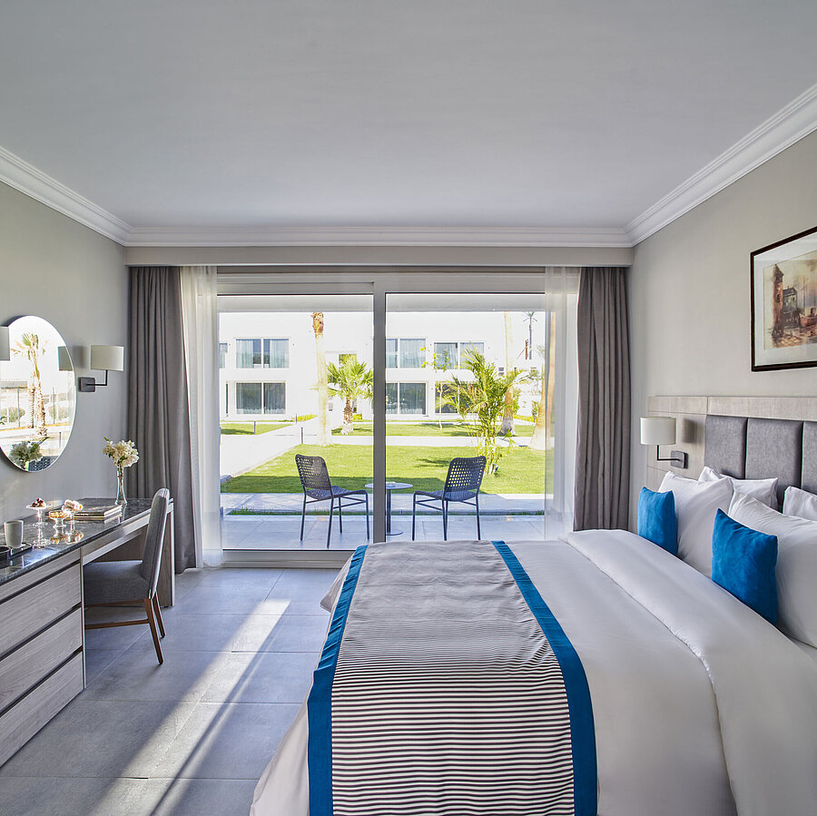 Zimmer in der "Sport Area" Modernes Doppelzimmer im Maritim Jolie Ville Resort & Casino Sharm El Sheikh mit Terrasse und Gartenblick