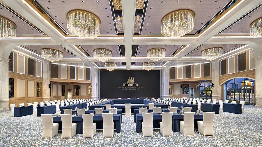 Großer Ballsaal im Maritim Hotel mit U-Form-Bestuhlung, hohen Decken und prunkvollen Kronleuchtern