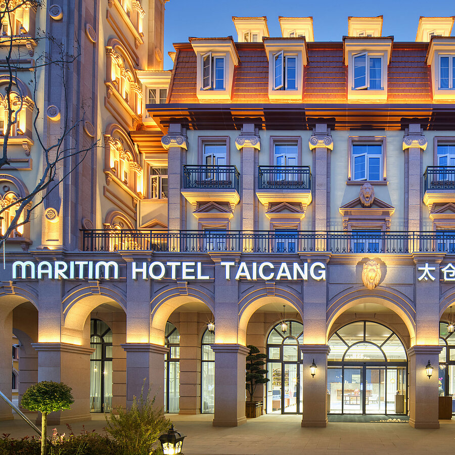 Außenansicht Beleuchtete Außenansicht des Maritim Hotel Taicang mit elegantem Fassadendesign