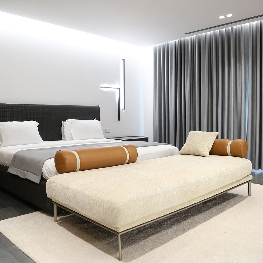 Familien Junior Suite Helles Doppelzimmer im Maritim Resort Marina Bay mit moderner Einrichtung und großem Sofa